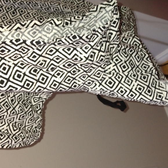 Old Navy women's black and white geometric Romper size Medium Nwot - Picture 12 of 17